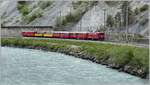 Erlebniszug Rheinschlucht/Ruinaulta. Sa/So pendelt er dreimal zwischen Ilanz und Trin. R1746 mit Ged 4/4 I 610  Viamala  am Vorderrhein bei Trin. (14.06.2020)