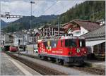 Lokwechsel beim Glacier Express PE 903 St. Moritz - Zermatt in Disentis: Die RhB Ge 4/4 II 629 wurde abgekuppelt, und verlässt ihren Zug um der im Hintergrund zu sehenden HGe 4/4 II N° 4 der MGB Platz zu machen.

16. Sept. 2020
 