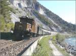 Wegen des ungnstigen Sonnenstandes und mangels Ausweichmglichkeiten wegen des Rheins, war die Rheinschlucht bei Trin nicht eben die beste Fotostelle, zumindest in diese Richtung. Ge 6/6 I 414 zwischen Steinschlagmauer und Vorderrhein bei Trin. (04.10.2009)