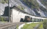 Extrazug mit Ge 6/6 I 414 hinter der Steinschlagmauer bei Trin. (04.10.2009)