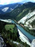 RhB Schnellzug GLACIER-EXPRESS K 907 von St.Moritz nach Zermatt vom 25.08.1997 tief unten in der Vorderrheinschlucht im Bergsturzgebiet Ruinaulta bei Isla-Davos mit Ge 4/4II. Hinweis: Auch die Abbruchkante im Vordergrund besteht aus Schuttmasse des gewaltigen Bergsturzes von der gegenberliegenden Talseite! Um die Dimensionen zu verdeutlichen, der Zug ist ber 200 m lang, Entfernung des Rheinknie ist 1 km, Bergsturzabbruchkante links oben ist genau 4 km.
