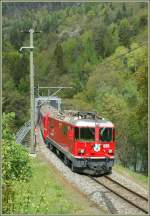 Die RhB Ge 4/4 II 625 mit ihrem RE 1241 hat soeben den Rhein berquert und wird in Krze Reichenau Tamins erreichen.