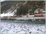 Wegen der neuen Fussgngerbrcke ber den Vorderrhein bei Trin, ergebn sich neue Fotostandpunkte. Ge 4/4 I 607  Surselva  bringt den Valserwasserzug mit neun Haik aus Ilanz nach Untervaz-Trimmis. (22.12.2010)