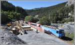 Glacier Express 902/904 mit Ge 4/4 III 647  Grsch  passiert die Brckenbaustelle ber das Carreratobel zwischen Valendas und Versam.