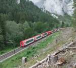 Ein Glacier-Express am 1.8.2006 in der Rheinschlucht zwischen Valendas und Versam.