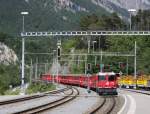 Einfahrt der Lok 632 der Rhtischen Bahn in Reichenau mit Zug nach Disentis  am 20.5.2009.