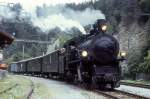 RhB Dampfzug 3253 fr GRAUBNDEN TOURS von Landquart nach Disentis am 30.08.1997 in Trin mit Dampflok G 4/5 107 - B 2246 - B 2247 - D 4052I - Xk 9398. Hinweis: Schmierhalt, leider trbes Wetter, gescanntes Dia
