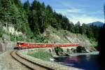 RhB Regionalzug 255 von Chur nach Disentis am 01.09.1997 bei der Hochwassermarke zwischen Reichenau und Trin mit E-Lok Ge 4/4 II 621 - B 2324 - B 2352 - B 2346 - A 13281 - D 4205. Hinweis: gescanntes Dia
