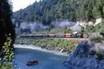 RhB Dampf-GmP 3262 fr GRAUBNDEN TOURS von Disentis nach Landquart am 29.08.1998 bei der Hochwassermarke zwischen Trin und Reichenau mit Dampflok G 4/5 107 - D 4054 - B 2245 - A 1102 - B 2060 - 5x