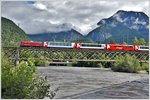 Ge 4/4 I 605  Silvretta  kam gestern mit dem Glacier Express 901 wieder einmal zu Schnellzugsehren, hier über dem Hochwasser führenden Hinterrhein in Reichenau-Tamins.