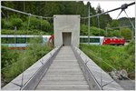 Ge 4/4 I 605  Silvretta  mit GlacierExpress Ehren bei der Hängebrücke in Trin.