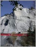Bedrohlich wirkt die im Januar 2007 abgebrochene Felspartie ber der Linie der RhB bei Valendas-Sagogn. (17.04.2007)