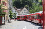 Wie eine Straßenbahn fährt der R 1445 (Chur - Arosa) mit ABe 8/12 3501 durch die Straßen von Chur.