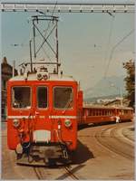 Der RhB Gleichstromtriebwagen ABDe 4/4 486 der Arosabahn wartet in Chur auf dem Bahnhofsplatz mit einem stattlichen Zug auf die Abfahrt nach Arosa.
13 August 1984