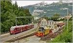 R1433 nach Arosa mit ABe 8/12 3504 beim Depot Sand in Chur, wo Schleuder X rot mt 95401 und Spurpflug Xk9141 auf den nächsten Schnee warten. (22.05.2020)