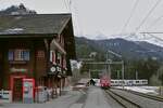 Aus Arosa kommend erreicht ein Zug nach Chur am 31.03.2022 den Bahnhof Langwies.