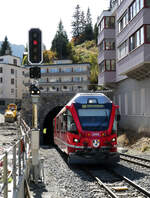 Der Regionalzug von Chur hat den Tunnel kurz vor Arosa verlassen und fährt in den Bahnhof ein. Arosa, 13.10.2023
