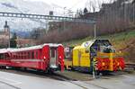 RhB_Chur-Arosa__Ein talfahrender Zug passiert das frühere RhB-Depot am Stadtrand von Chur. __23-02-2024