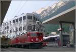 An der Arosabahnstrecke bei Langwies wird Nachts gebaut, weshalb am Abend Schotter- und Aushubzge in Doppeltraktion Chur verlassen. Hier machen sich Ge 4/4 I 608  Madrisa  und 609  Linard  gemeinsam mit vier Schotterwagen bereit zur Abfahrt ins Schanfigg. Am Montalin oben scheint immer noch die Sonne um halb neun.(14.07.2009)