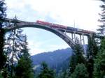 RhB Salon-Extrazug fr GRAUBNDEN TOURS 3629 von Chur nach Arosa am 30.08.1998 in auf Langwieser Viadukt mit E-Lok Ge 4/4I 610 - As 1141 - WRS 3821 - As 1154. Hinweis: erbaut 1914 in Stampfbetonbauweise, Brckenlnge 284m, Spannweite des Bogen 100m, Hhe 62m, Brckenmitte bei km 18,227. Damals waren erst vier Bahnbrcken in Betonbauweise mit 50m Spannweite weltweit erstellt. Sand und Kies waren hier reichlich vorhanden, jedoch kaum Steine. Durch die Temperaturunterschiede Winter/Sommer dehnt sich die Brcke in der Mitte um 7cm!  

