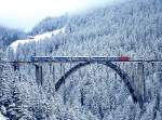 RhB Schnellzug AROSA-EXPRESS 665 von Chur nach Arosa am 01.03.1998 auf Langwieser Viadukt mit E-Lok Ge 4/4II 615 - BD 2481 - B 2317 - As 1256 - AB 1570 - ABt 1703II. Hinweis: so schne Winterlandschaft ist nur kurz nach neuen Schneefall! 