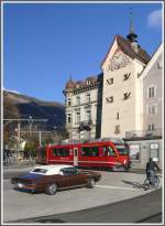 R1429 mit ABe 8/12 Allegra 3502 kurvt ums Obertor in Chur. (14.11.2010)
