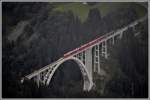 Von der Langwieser Aussicht gibts diesen phantastischen Tiefblick auf das 450m tiefer gelegene Langwieser Viadukt.