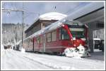 R1440 mit ABe 8/12 3510  Alberto Giacometti  nimmt den Zugsverkehr wieder auf und steht abfahrbereit im tiefverschneiten Bahnhof Arosa. (09.01.2012)