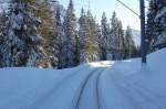 Blick auf die verschneite Strecke zwischen Arosa und Litzirti aus dem letzten Wagen des Regio nach Chur.12.01.12