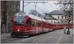 R1425 nach Arosa mit ABe 8/12 3506 biegt in die Engadinstrasse in Chur ein.