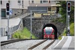 Um den Zug zu umfahren muss ABe 8/12 3515 in Arosa ins Gefälle und hinter die Einfahrweiche am Ausgang des Arosatunnels zurücksetzen. (06.07.2016)