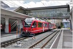 ABe 8/12 3515 im neugestalteten Bahnhof Arosa mit der neuen Überführung als direktem Zugang zur Luftseilbahn aufs Weisshorn.