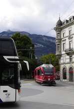 3509 biegt auf der Stadtstrecke in Chur in die Straße am Plessurquai ein.