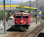 Da Ge 4/4 I 605  Silvretta  mit ihrem Schuttzug etwas vor gefahren ist, damit die hinteren Wagen beladen werden können, blockierte sie  unser  Gleis, weshalb unser Zug auf das Gleis 1 ausweichen musste. So konnte ich erstmals eine Lok dieser Baureihe fotografisch festhalten. 

Spinas, 13. Juni 2017