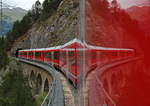 Unterwegs im Fotoabteil des  Alvra  Albula-Gliederzug, konnte ich es nicht lassen die Spiegelungen mit ins Bild zu nehmen. Hier befindete sich unser RE1152 kurz hinter dem Albula-Viadukt I und kurz vor Muot.

Muot, 13. juni 2017