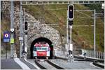 RE1145/GEX900 mit Ge 4/4 III 650  Seewis-Valzeina  tauchen aus dem Argentieritunnel in der Bahnhofeinfahrt von St.Moritz auf.