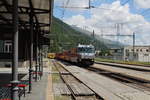 Ge 4/4 III 651  Fideris  fährt mit dem RE1129 (Chur - St.Moritz) ohne Halt durch den Bahnhof Bever.

Bever, 15. Juni 2017