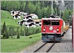 5151 mit Ge 6/6 II 702  Curia  beim Weiler Naz in Preda Nord, (30.05.2018)