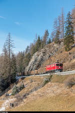 RhB Ge 6/6 II 704 mit Güterzug Landquart - Samedan am 28. November 2018 oberhalb Bergün.