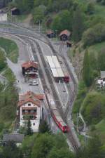 Bahnhof Filisur aufgenommen von der Ruine Greifenstein mit einem Teleobjektiv am 2. Mai 2007. Zug aus St. Moritz fhrt auf Gleis 1 ein und auf Gleis 3 steht seit kurzer Zeit der Pendelzug aus Davos.