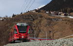 Mit dem Bergdorf Latsch im Hintergrund, fährt ein Interregio Chur - St.Moritz mit einer Alvra-Garnitur und der Zuglok Ge 4/4 III 648 bei Bergün bergwärts.

Bergün, 20. Februar 2020