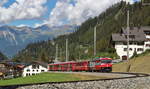 Bergün - immer ein Fotostop wert.

Die wohl erst vor kurzem modernisierte 646 der RhB zieht hier in der untersten Ebene von Bergün den IR1133 (Chur - St.Moritz) bergwärt.

Bergün, 15. August 2020