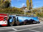 Ge 4/4 III 647 mit Werbung fr die  Kantonalbank Graubnden  hier in Filisur am 5.10.2005 mit Panoramawagen des Glacier-Express.