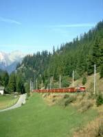 RhB Schnellzug 531 von Chur nach St.Moritz am 11.09.1994 Einfahrt Bergn mit E-Lok Ge 6/6 II 701 - D 4223 - B 2363 - B 2441 - B 2440 - A 1230 - A 1269 - B 2324 - B 2218 - B 2266 - B 2372 - AB 1564 - B. Hinweis: Lok noch mit Scherenpantograf
