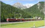 Kurz vor Preda ziehen Ge 4/4 I 606  Kesch  und 608  Madrisa  gemeinsam den berninaExpress 951 aus Chur Richtung Engadin.