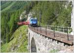 RE1124 mit Ge 4/4 III 647  Grsch  fhrt oberhalb Muot talwrts. (18.06.2009)