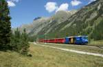 Der Regio-Express mit der Ge 4/4 III 682 an der Spitze aus Chur hat den Albulatunnel hinter sich gelassen und fhrt nun durchs Val Bever.