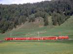 RhB Regionalzug 211 von St.Moritz nach Scuol am 07.06.1992 kurz vor Celerina mit E-Lok Ge 4/4I 602 - 2AB - B - D. Hinweis: Damals wurden diese Kompos als Regionalzge im Engadin durchgehend nach Scuol gefhrt, heute fahren im Engadin Pendelzge mit Steuerwagen zwischen Scuol und Pontresina. Im Hindergrund ist eine vierbeinige Herde Rasenmher.