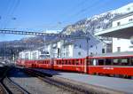 RhB Schnellzug 515 von Chur nach St.Moritz am 12.03.2000 Ausfahrt Samedan mit E-Lok-Doppeltraktion Ge 4/4I 610 - Ge 4/4I 601 - D 4216 - B 2378 - B 2376 - B 2493 - A 1229 - A 1266. Hinweis: Aufnahme der Ausfahrt nur, weil bei der Einfahrt noch die Sonne hinter den Engadiner Bergen war. Die Besonderheit ist die Doppeltraktion mit Ge 4/4I als Albula-Schnellzug aus Lokmangel am Hauptverkehrstag der Rhtischen Bahn (Engadiner Skimarathon mit etwa 20.000 Teilnehmer). Dies ist normal der Erste Schnellzug aus Chur, an diesen Tag musten bereits als Entlastung die Vorzge Schnellzug 3501, 3503, 3303, und 3307 mit je bis zu 16 Wagen ber den Alpenhauptkamm ins Engadin eingesetzt werden.









