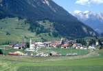 RhB Gterzug 5527 von Landquart nach St.Moritz am 08.06.1993 oberhalb Bergn mit E-Lok Ge 6/6II 705 - Uce 8021 - Uce 8090 - Uce 8047 - Uce 8043 - Uce 8087 - Uce 8082 - X 9018 - Uace 7993 - Uace 7991. Hinweis: Blick auf Bergn, Zug hat Vollast, mehr geht nicht! 
